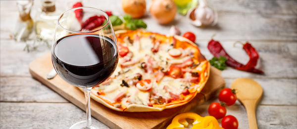 Che vino abbinare alla pizza? 4 consigli semplici